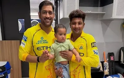 IPL 2026: தோனிக்கு குழந்தை மனசு.. சர்பராஸ் கான் பேபியுடன் கொஞ்சி விளையாடிய தல