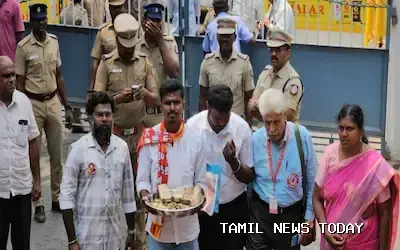 10 ரூபாய் நோட்டுகளுடன் வேட்புமனு தாக்கல் செய்த ‘நாம் தமிழர்’ கட்சி வேட்பாளர்