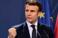 உக்ரைன் போர்: "நேட்டோவின் உறுதிப்பாடு குறித்து சந்தேகத்தை" உருவாக்குவதன் மூலம் டொனால்ட் டிரம்ப் நேட்டோவை பலவீனப்படுத்துவதாக இம்மானுவேல் மக்ரோன் குற்றம் சாட்டினார்.